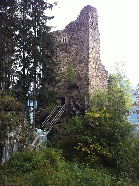 File:Burgruine Obertagstein in Graubünden.jpg