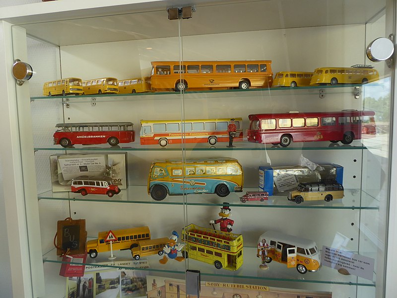 File:Busudstillingshallen - Toy buses 01.jpg