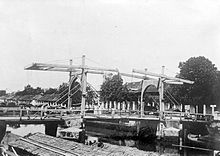 Bestand:COLLECTIE_TROPENMUSEUM_Weltevreden_Sluisbrug_op_Goenoeng_Sahri_TMnr_10014876.jpg