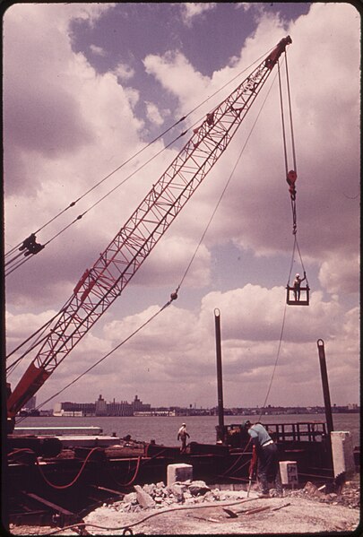 File:CONSTRUCTION BEGINS ON THE BATTERY PARK DEVELOPMENT ACROSS FROM THE WORLD TRADE BUILDINGS ON THE HUDSON RIVER - NARA - 549308.jpg