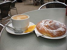 Café au lait avec une Ensaïmada