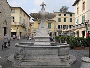 Camaiore, fontana nella piazza principale 02.JPG