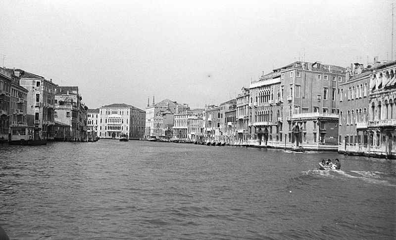 File:Canal Grande, a távolban középen a Palazzo Foscari. Fortepan 61418.jpg