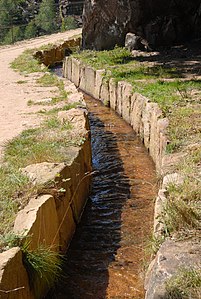 Partie du canal avec murs de soutènement étanches.