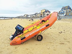 Le canot pneumatique Sillinger, avec moteur Mercury, de la SNSM sur la plage du Grand Sillon à Saint-Malo. La SNSM est soutenue financièrement par la Fondation Total.