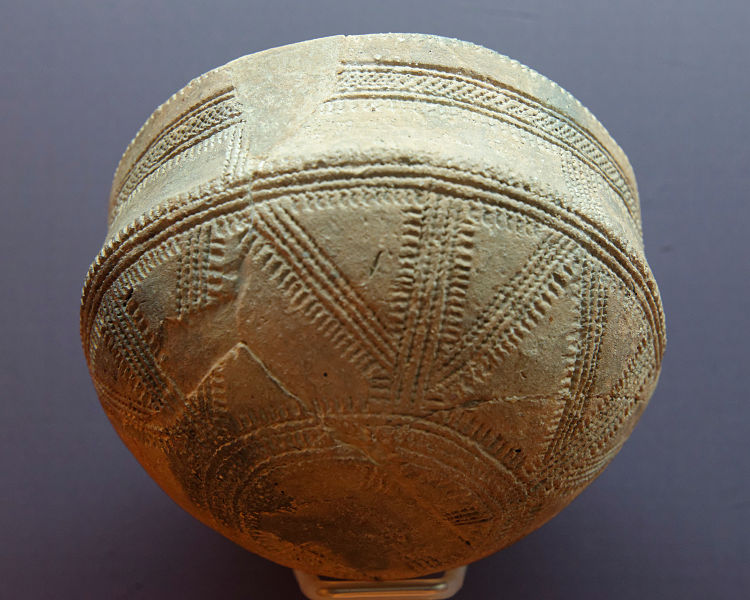 File:Carinated bowl MACatalunya Inv26000.jpg