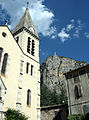 Castellane mit der Kirche Notre Dame du Roc im Hintergrund