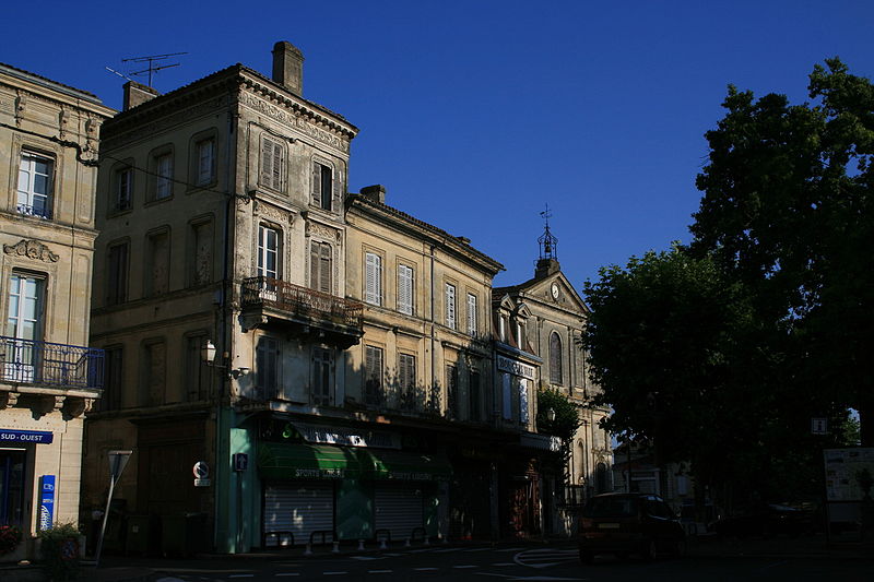 File:Castillon-la-Bataille, general street scene.jpg