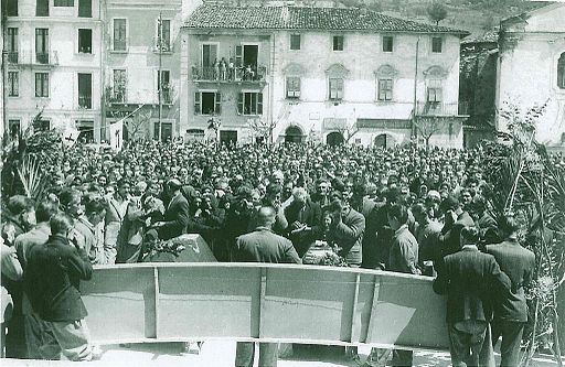 Celano 3 maggio 1950 - Veduta della piazza dal palco dove si tenne il comizio