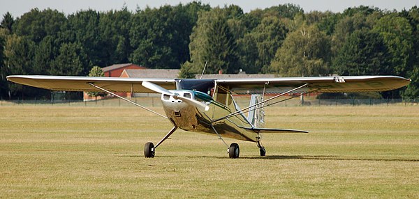 Cessna 140 taxiing