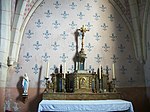 Autel en bois polychrome avec un petit retable tabernacle à cinq niches, à sa gauche une statue de Notre-Dame de Lourdes