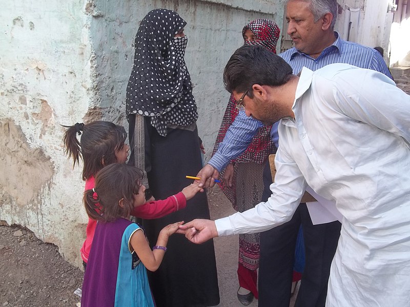 File:Checking for Polio Vaccination Marks - Pakistan (16867652008).jpg