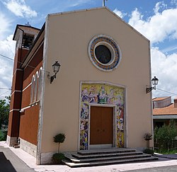 Facciata esterna della chiesa di Santa Colomba e Sant'Emidio, situata a Caprafico, frazione di Teramo