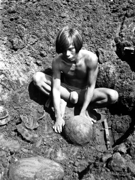 File:Chocóindianen Camilo deltar vid en utgrävning av grav 24. Colombias västkust. Bahía de Cupica - SMVK - 003437.tif