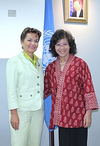 Christiana Figueres (CMNUCCko idazkari exekutiboa) eta Noeleen Heyzer - Asia eta Ozeano Bareko Ekonomia eta Gizarte Batzordeko ES (CESPAP), Klima Aldaketari buruzko Bangkokeko Elkarrizketetan, 2012ko abuztuan