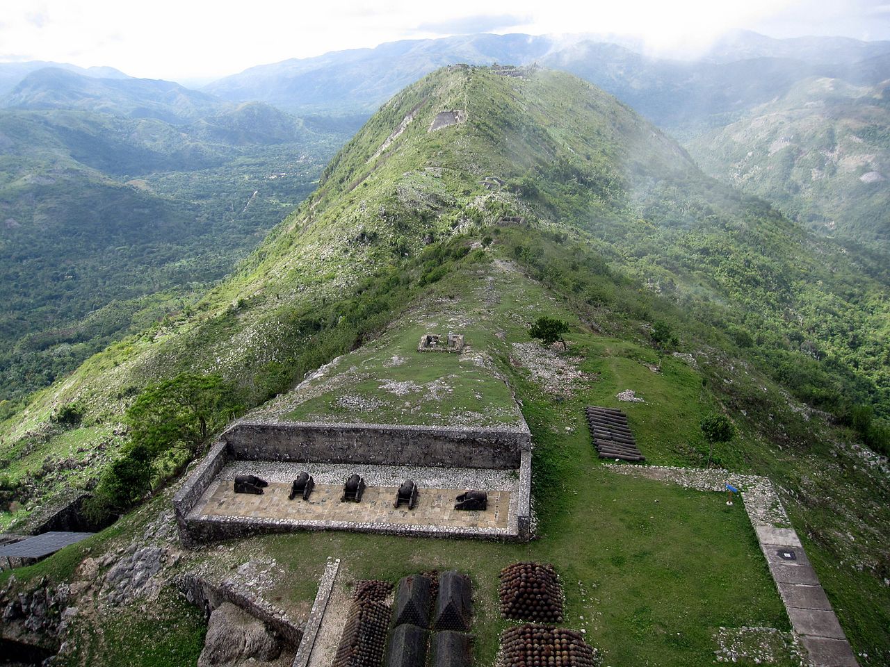 Fichier:Citadelle La Ferrière Haiti (8070539624).jpg — Wikipédia