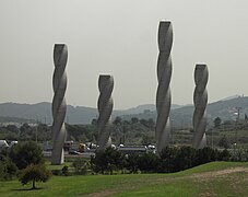 Las Columnas de la UAB (enlace roto disponible en Internet Archive; véase el historial, la primera versión y la última)., escultura en la Universidad Autónoma de Barcelona.