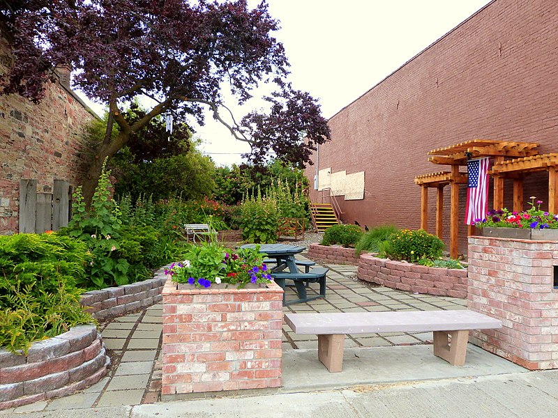 File:Condon Garden Club Mini-Park - Condon Oregon.jpg