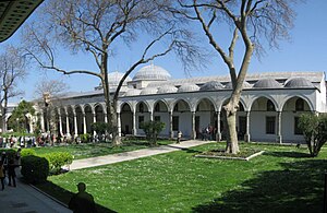 Palais De Topkapı: Histoire et conception du palais, La porte de lAuguste ou porte Impériale, Première cour