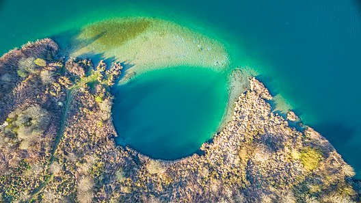 Кольцевой остров. Кратер голубое озеро. Лагуна сверху. Остров с лагуной внутри. Лагуна вид сверху.