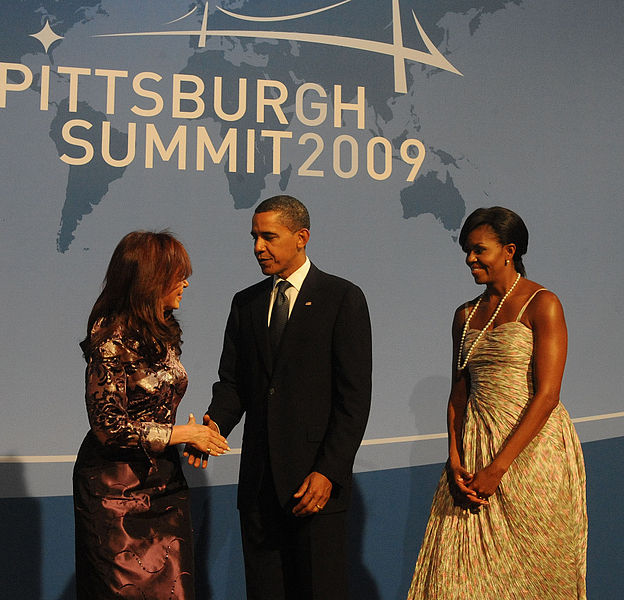 File:Cristina, Obama y Michelle.jpg