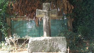 Photographie de la croix Perrinet de Bezondans son environnement.
