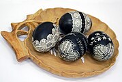 Tradycyjne jajka wielkanocne wykonywane metodą skrobania skorupki English: Traditional Easter Eggs made by crusting a shell