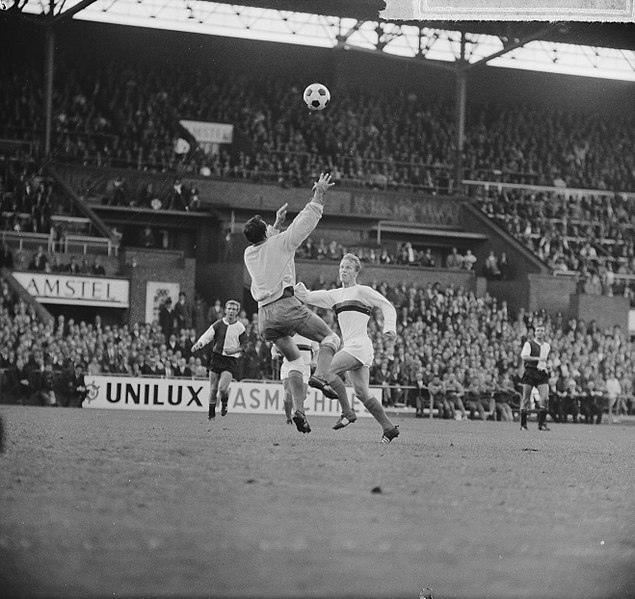 File:DWS tegen Feyenoord 2-1, Pieters Graafland stompt bal weg voor aanvallende Lenz , Bestanddeelnr 916-9314.jpg