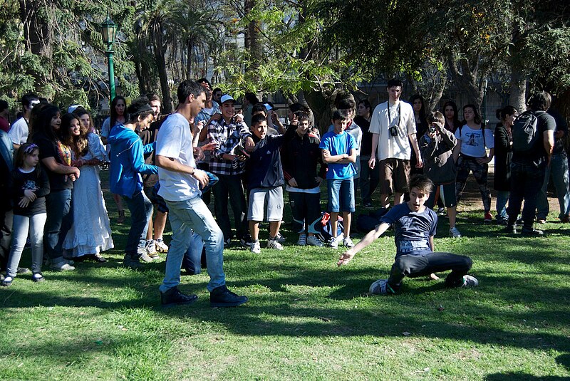 File:Dancing in the park (6297401115).jpg