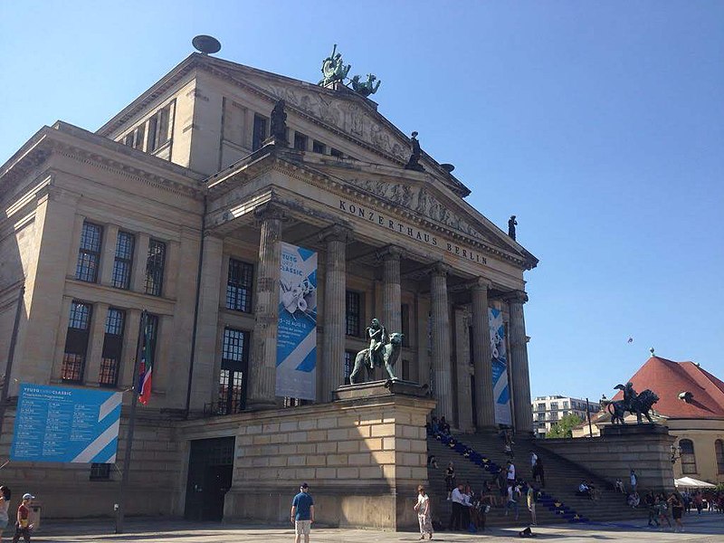 File:Das Konzerthaus am Gendarmenmarkt mit den Bannern von Young Euro Classic.jpg