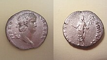 Bu denarius'un tersi, dünyayı temsil eden nicéphore küresini tutan yayılan kafa Nero'yu gösterir.  Büyük olasılıkla, bugün kalan tek temsil olan Nero'nun ünlü bronz devinin temsilidir.