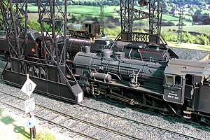 Dépôt en 0 (échelle 1:43,5) présentant des locomotives françaises type 230 F et 141 P.