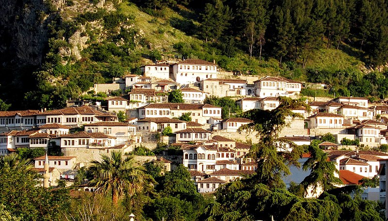 File:Die "Stadt der tausend Fenster" Berati, Albanien - panoramio.jpg