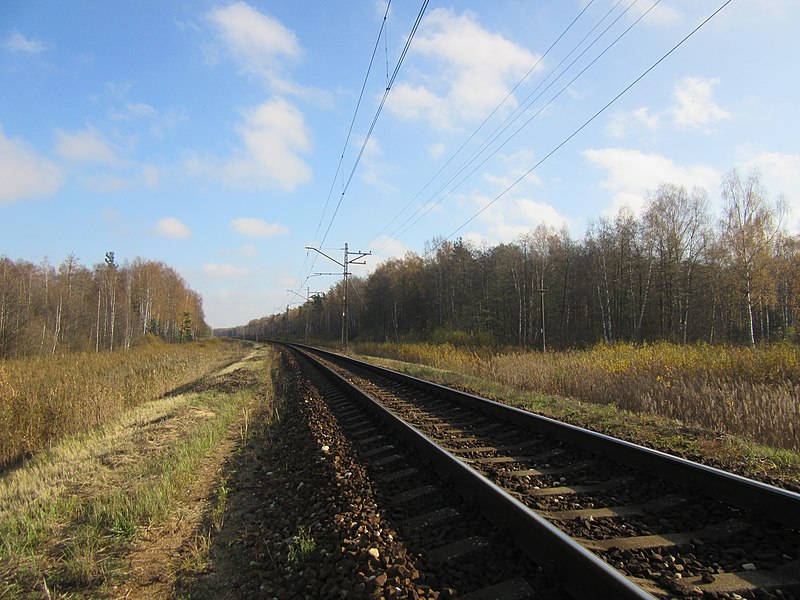 File:Dzelzceļa līnija Rīga - Tukums posmā Kūdra - Sloka.jpg