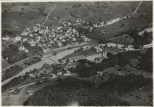 Historisches Luftbild mit Seidendruckerei Mitlödi AG von Walter Mittelholzer zwischen 1918 und 1937