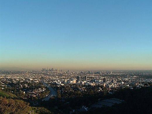 洛杉矶的郊区，从好莱坞市的山坡上往穆赫兰大道方向观看的郊区景色（远方看到的摩天大楼是洛杉矶市中心）