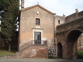 Entrada a la iglesia (muro de Aurélien a la derecha)