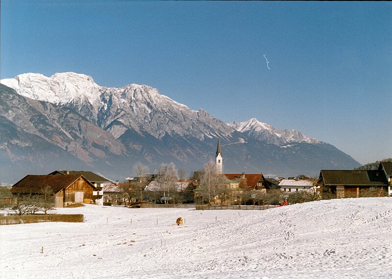 File:Ein Dorf oberhalb von Innsbruck (Aldrans).jpg