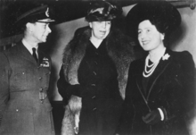 Eleanor Roosevelt (centre), King George VI and Queen Elizabeth in London, 23 October 1942 Eleanor Roosevelt, King George VI, Queen Elizabeth in London, England - NARA - 195320.png