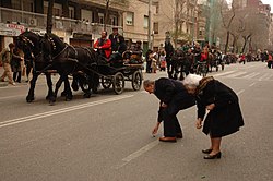 Alternativa pels tres tombs. Quan els avis cullen caramels el protagonista absent de la foto és un nét llaminer.