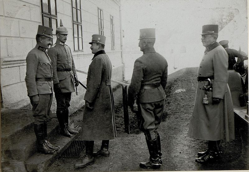 File:Erzherzog Karl I. beim XXI. Korpskommando. 14.11.1916 (BildID 15549320).jpg