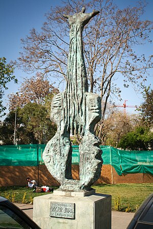 Skulptur für Víctor Jara an der Universität Santiago de Chile