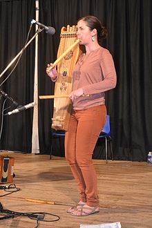 A psalterium player in Occitania.