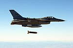 Snimak aviona F-16C kako izbacuje kasetnu bombu