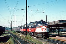 A New Haven Railroad train at Union Station in 1968 FL9 2033 with the Murray Hill at New Haven, July 1968.jpg