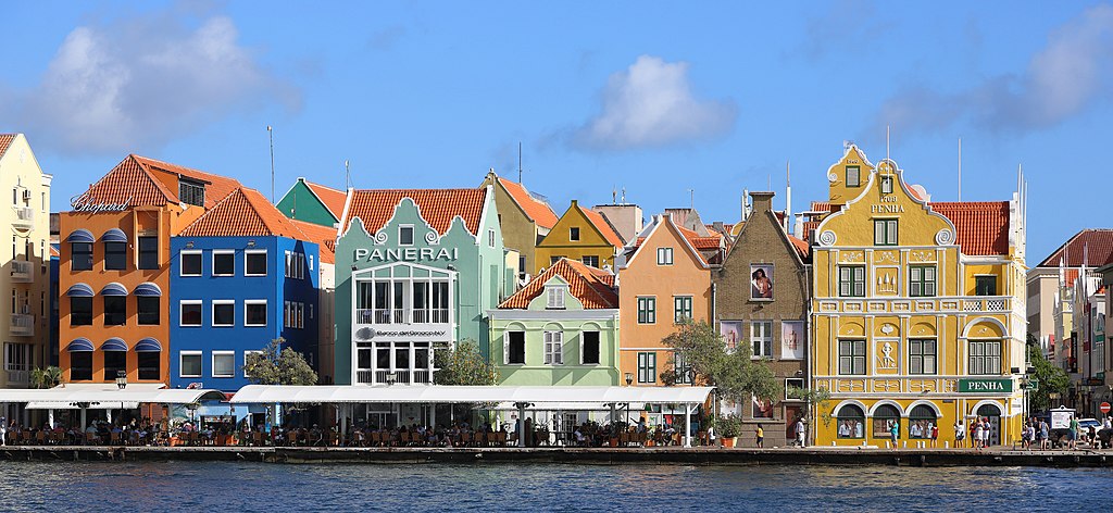 Blick südostwärts über die Sint Annabaai auf die Uferstraße Handelskade und die Altstadt von Willemstad. Facades of Handelskade, Willemstad, Curaçao