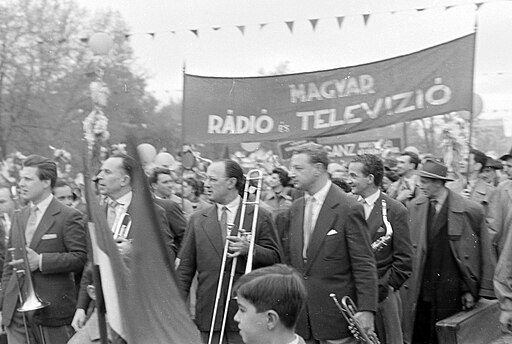 Felvonulási tér, május 1-i felvonulás, előtérben a Magyar Rádió Tánczenekara zenészei, trombitával Zsoldos Imre. Fortepan 7585