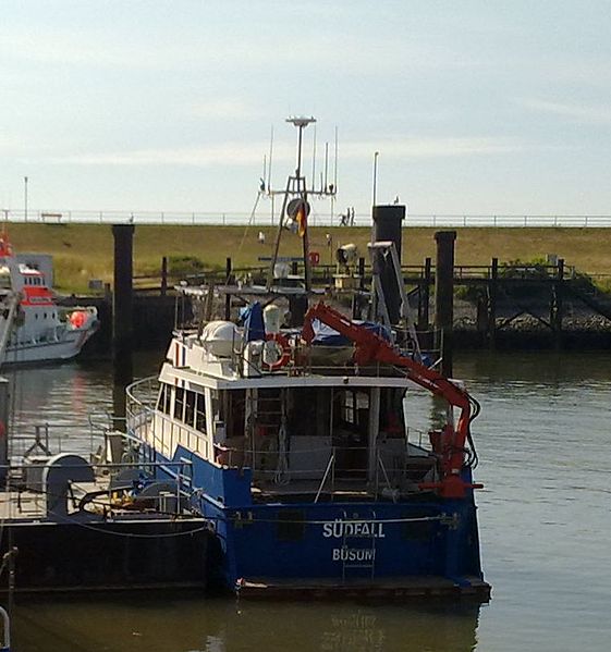 File:Forschungsschiff Südfall an ihrem Ponton in Büsum.jpg