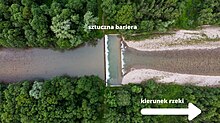 Widok z drona na betonowy próg na Czarnym Dunajcu. Widoczna jest podpiętrzona przez próg woda oraz płycizny poniżej progu.