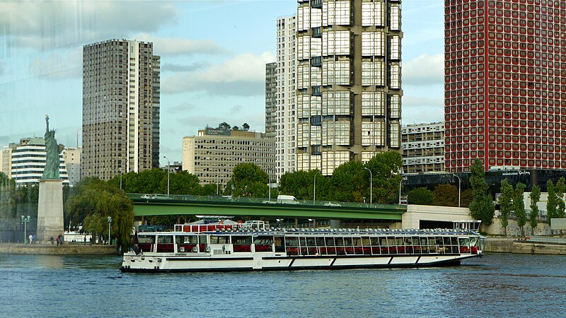 File:France, Paris, près du pont de Grenelle 2010.jpg